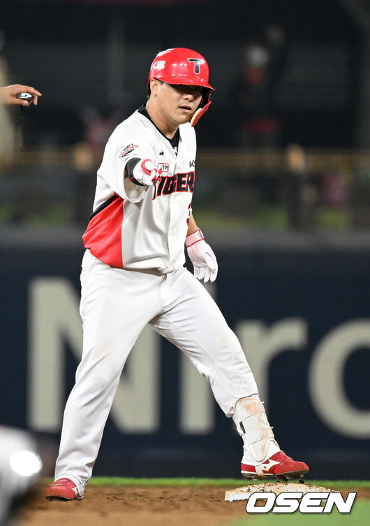 12일 오후 광주-기아챔피언스필드에서 '2022 신한은행 SOL KBO 리그' KIA 타이거즈와 KT 위즈의 경기가 열렸다. 7회말 1사 2,3루에서 KIA 김선빈이 우전 2타점 적시 2루타를 치고 환호하고 있다. 2022.05.12 /sunday@osen.co.kr