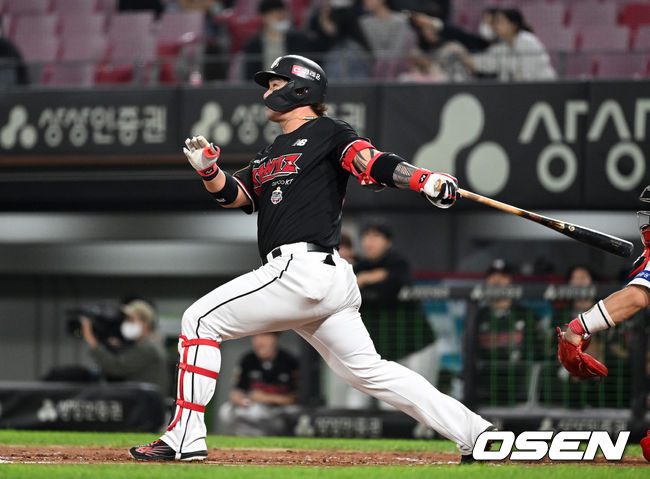 12일 오후 광주-기아챔피언스필드에서 '2022 신한은행 SOL KBO 리그' KIA 타이거즈와 KT 위즈의 경기가 열렸다.6회초 1사 1,2루에서 KT 박병호가 좌월 스리런 홈런을 치고 있다. 2022.05.12 /sunday@osen.co.kr
