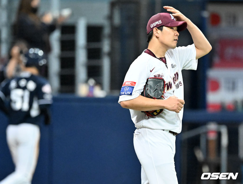 12일 오후 서울 고척스카이돔에서 '2022 신한은행 SOL KBO 리그' 키움 히어로즈와 두산 베어스의 경기가 열렸다.6회초 무사 주자 2루 두산 안재석에게 중견수 앞 선취 1타점 적시타를 허용한 키움 선발 정찬헌이 아쉬워하고 있다. 2022.05.12 /rumi@osen.co.kr