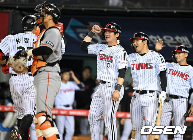 12일 서울 잠실구장에서 2022 신한은행 SOL KBO리그 LG 트윈스와 한화 이글스의 경기가 열렸다.7회말 무사 1,3루에서 LG 유강남이 좌월 3점홈런을 날리고 동료선수들과 하이파이브를 하고 있다. 2022.05.12 /jpnews@osen.co.kr