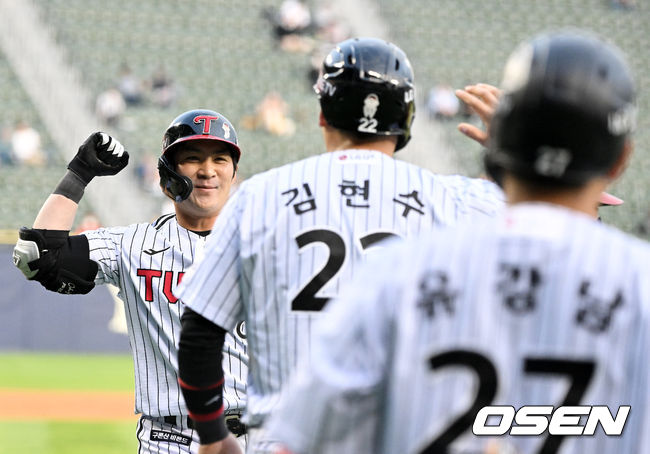 1회말 2사 2루에서 LG 오지환이 역전 투런포를 날리고 김현수와 기뻐하고 있다. 2022.05.12 /jpnews@osen.co.kr