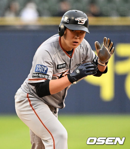 1회초 무사 2루에서 한화 정은원이 노시환의 3루 땅볼에 3루에서 LG 오지환에 앞서 세이프되고 있다. 2022.05.12 /jpnews@osen.co.kr