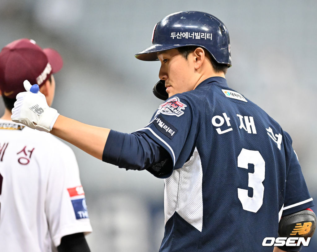 12일 오후 서울 고척스카이돔에서 '2022 신한은행 SOL KBO 리그' 키움 히어로즈와 두산 베어스의 경기가 열렸다.6회초 무사 주자 2루 두산 안재석이 중견수 앞 선취 1타점 적시타를 날린 후 1루에서 기뻐하고 있다. 2022.05.12 /rumi@osen.co.kr