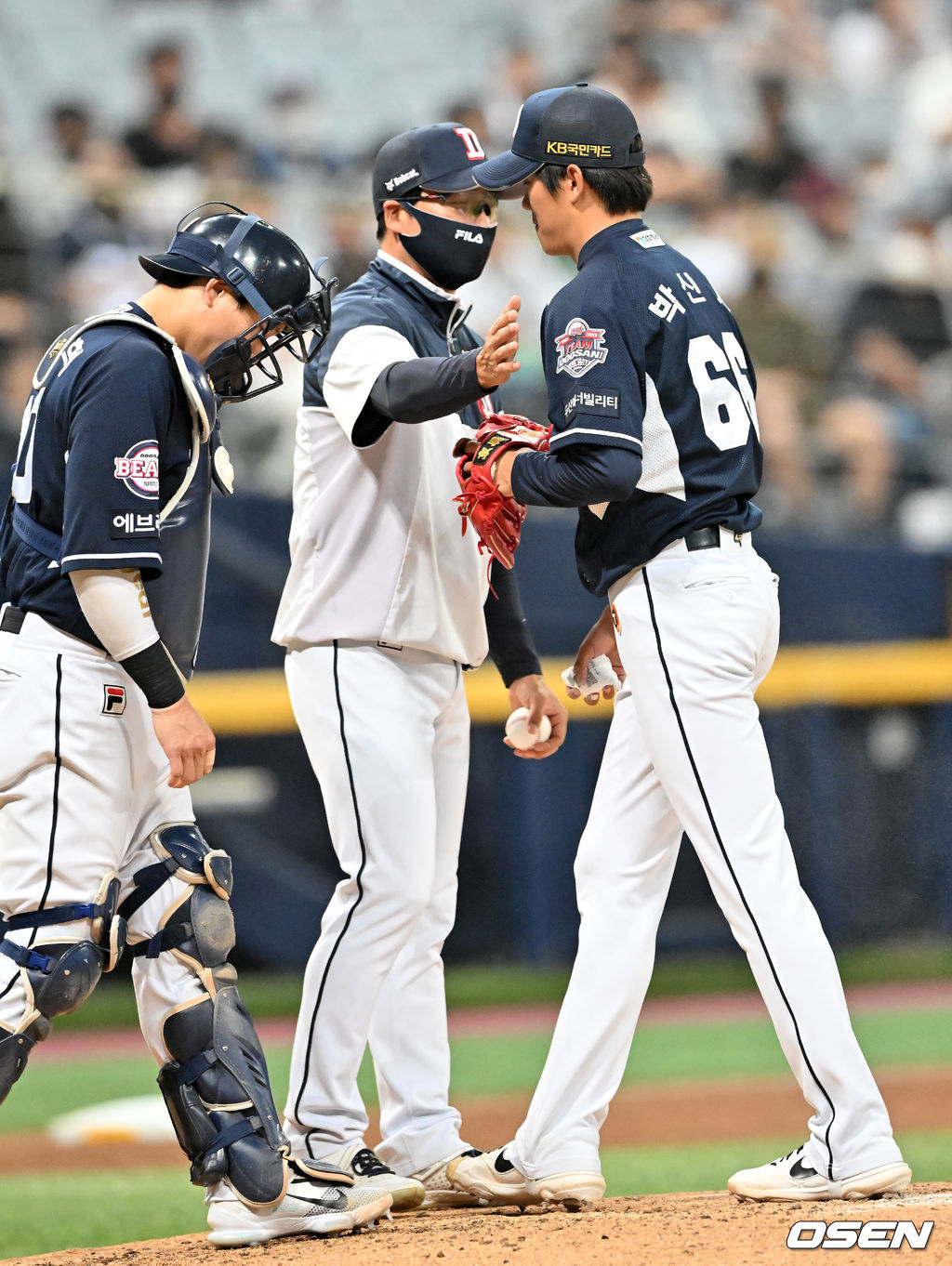 12일 오후 서울 고척스카이돔에서 '2022 신한은행 SOL KBO 리그' 키움 히어로즈와 두산 베어스의 경기가 열렸다.6회말 1사 주자 만루 키움 이지영 타석에서 선발 박신지가 마운드를 내려가고 있다. 2022.05.12 /rumi@osen.co.kr