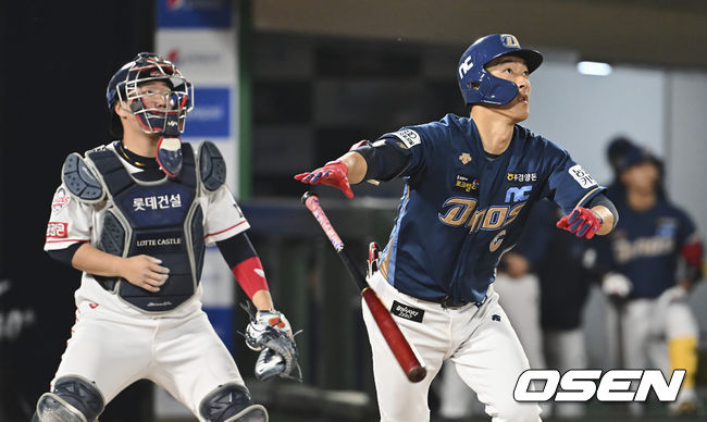 NC 다이노스 노진혁이 4회초 무사 1루 우월 투런 홈런을 치고 하이파이브를 하고 있다. 2022.05.12 / foto0307@osen.co.kr