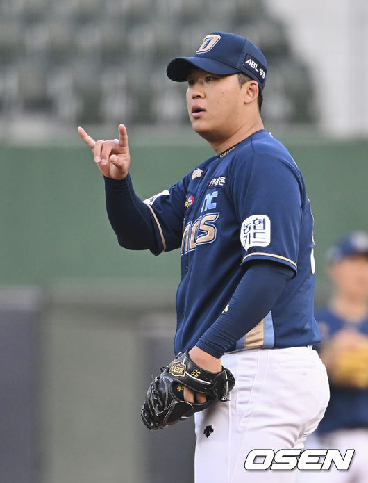 NC 다이노스 선발투수 신민혁이 사인을 하고 있다. 2022.05.12 / foto0307@osen.co.kr