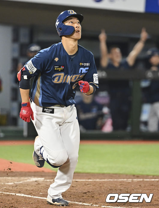 NC 다이노스 노진혁이 4회초 무사 1루 우월 투런 홈런을 치고 하이파이브를 하고 있다. 2022.05.12 / foto0307@osen.co.kr
