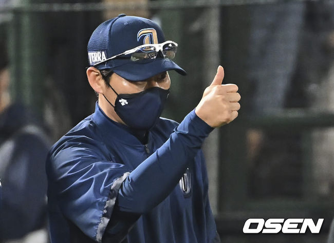 NC 다이노스 강인권 감독 대행이 롯데 자이언츠에 4-2로 승리한 후 선수들과 기쁨을 나누고 있다. 2022.05.12 / foto0307@osen.co.kr