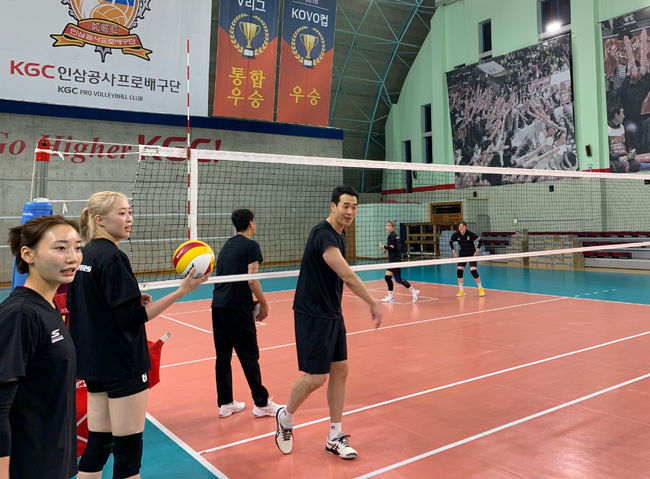 KGC인삼공사 고희진 감독이 선수들과 훈련을 하고 있다. /KGC인삼공사 제공