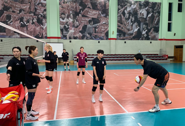 KGC인삼공사 고희진 감독이 선수들과 훈련을 하고 있다. /KGC인삼공사 제공