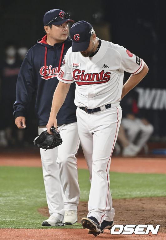 롯데 자이언츠 스파크맨이 4회초 NC 다이노스 양의지에게 헤드샷을 던지고 퇴장 당하고 있다. 2022.05.11 / foto0307@osen.co.kr