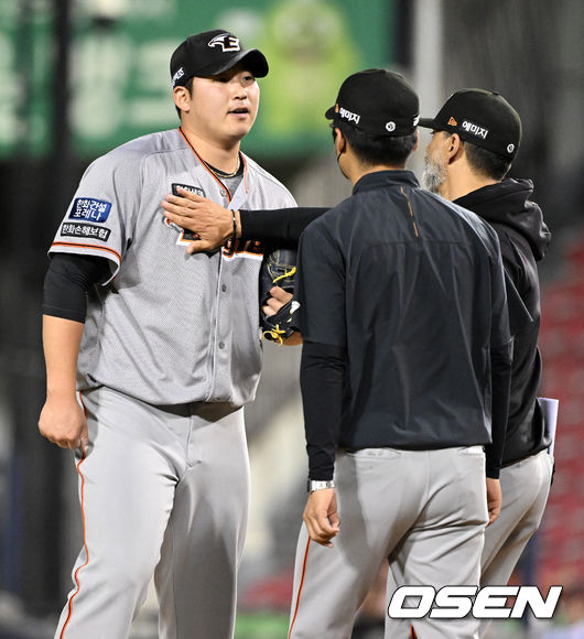 4회말 무사 1루에서 한화 김민우가 강판당하며 아쉬워하고 있다. 2022.05.12 /jpnews@osen.co.kr