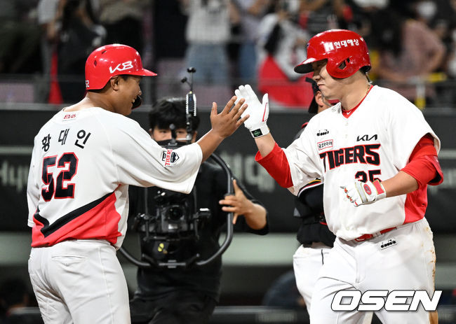 6회말 2사 1루에서 KIA 이우성이 좌월 투런 홈런을 치고 1루주자 황대인의 축하를 받고 있다. 2022.05.11 /sunday@osen.co.kr