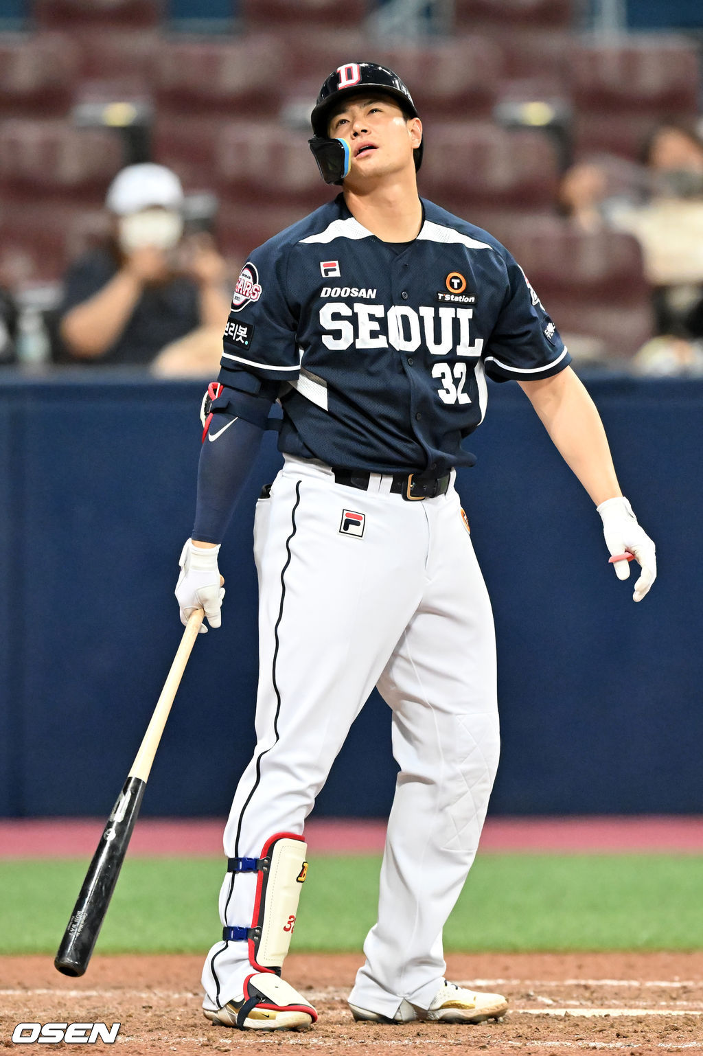 9회초 두산 선두타자로 나온 김재환이 타석에서 헛스윙 삼진아웃을 당한 후 아쉬워하고 있다. 2022.05.12 /rumi@osen.co.kr