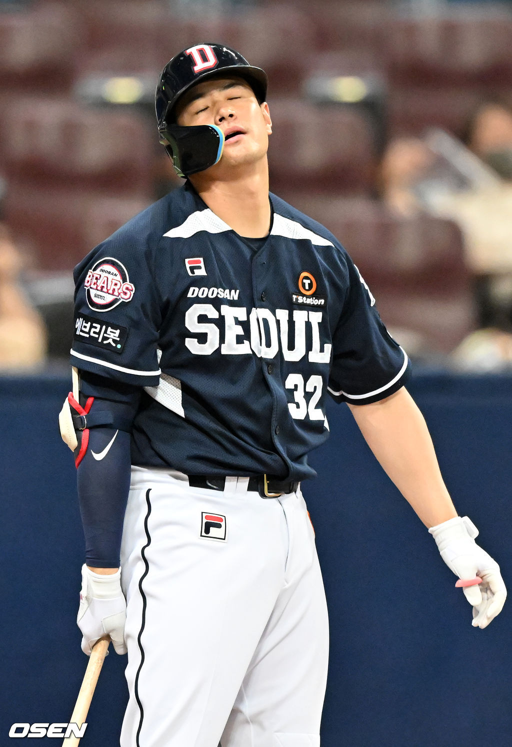 9회초 두산 선두타자로 나온 김재환이 타석에서 헛스윙 삼진아웃을 당한 후 아쉬워하고 있다. 2022.05.12 /rumi@osen.co.kr