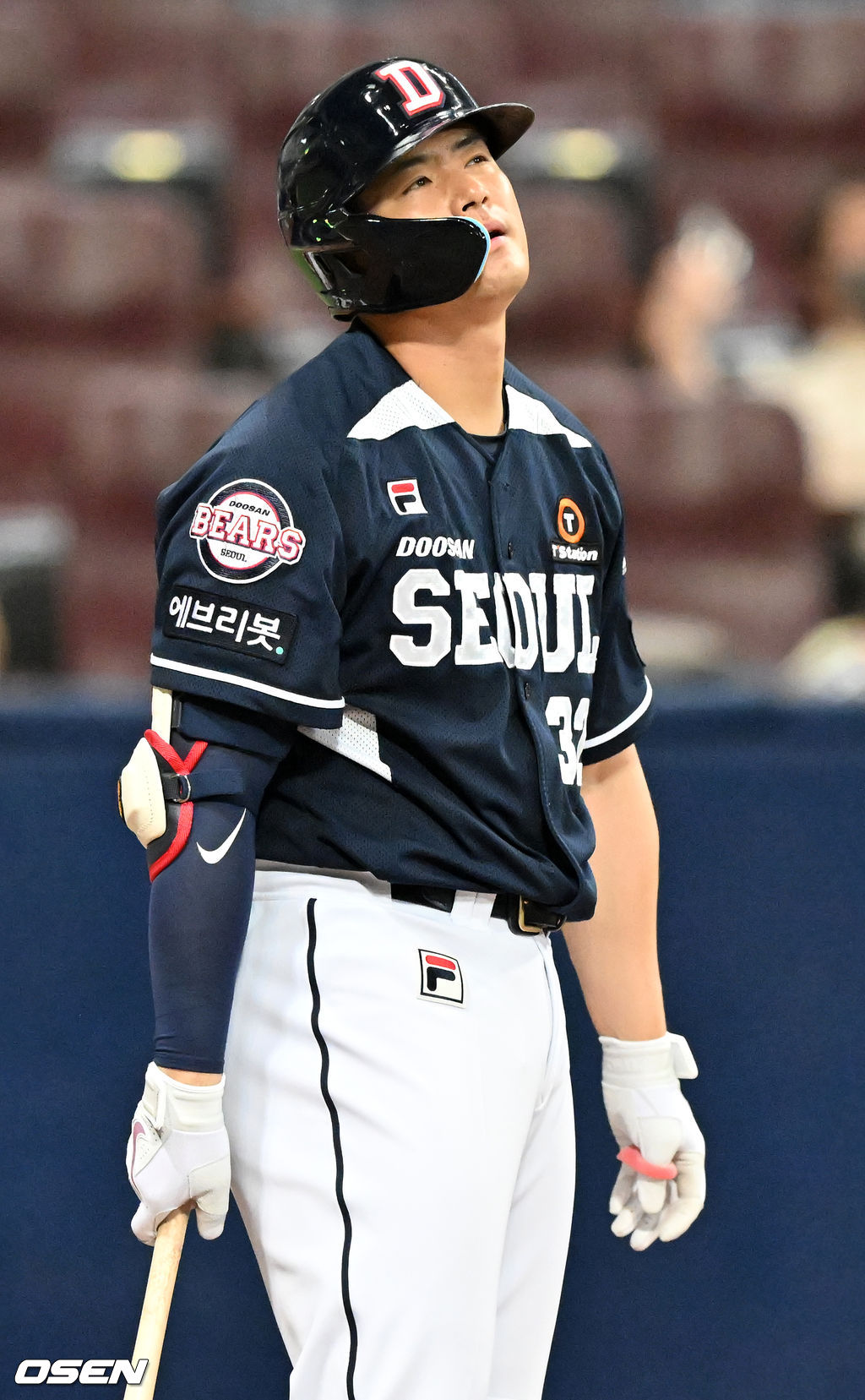 9회초 두산 선두타자로 나온 김재환이 타석에서 헛스윙 삼진아웃을 당한 후 아쉬워하고 있다. 2022.05.12 /rumi@osen.co.kr