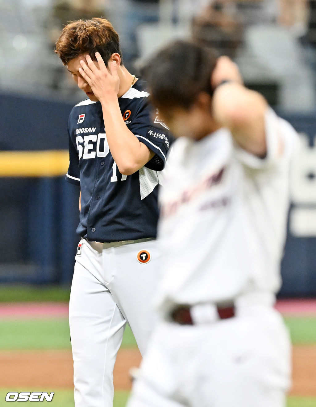 경기를 마치고 두산 홍건희가 안도할때 키움 이정후가 아쉬워하고 있다. 2022.05.12 /rumi@osen.co.kr