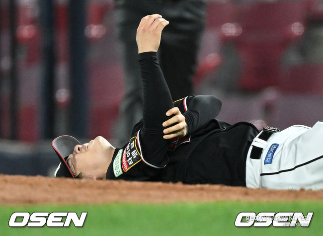 12일 오후 광주-기아챔피언스필드에서 '2022 신한은행 SOL KBO 리그' KIA 타이거즈와 KT 위즈의 경기가 열렸다.7회말 무사에서 KT 박시영이 투구 후 팔꿈치 고통을 호소하고 있다. 2022.05.12 /sunday@osen.co.kr
