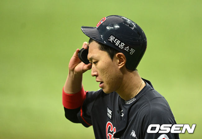 5회초 역전 적시타를 날린 롯데 박승욱이 공격을 마치고 더그아웃으로 향하고 있다. 2022.04.02 /jpnews@osen.co.kr