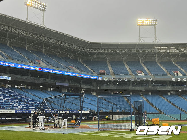 두산 베어스 선수들이 비가 내리는 가운데 훈련을 하고 있다. 2022.05.13 / foto0307@osen.co.kr
