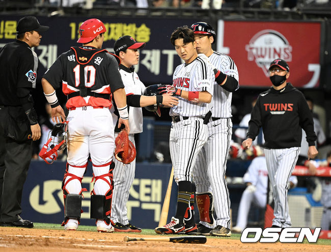 3회말 2사 1,2루에서 LG 박해민이 KIA 양현종의 헤드샷에 상태를 체크하고 있다. 2022.05.13 /jpnews@osen.co.kr