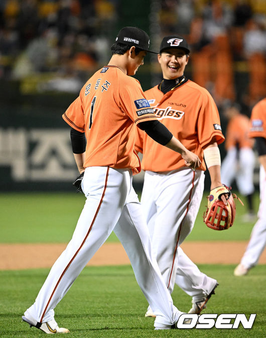 13일 오후 대전 한화생명이글스파크에서 '2022 신한은행 SOL KBO 리그' 한화 이글스와 롯데 자이언츠의 경기가 열렸다.7회초 한화 문동주가 미소를 지으며 마운드를 내려가고 있다. 2022.05.13