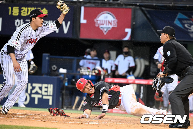3회초 1사 만루에서 KIA 박동원이 최형우의 선제 2타점 적시 2루타에 실책을 틈타 홈에서 LG 임찬규의 태그에 앞서 슬라이딩 세이프되고 있다.  2022.05.13 /jpnews@osen.co.kr