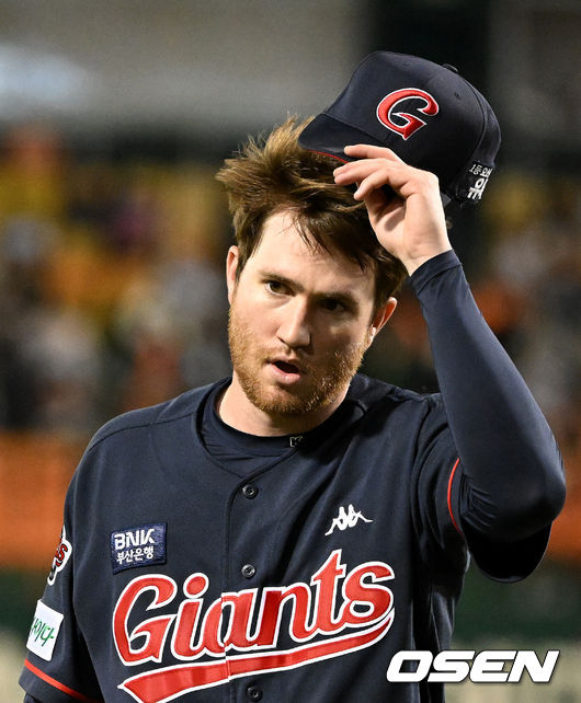 13일 오후 대전 한화생명이글스파크에서 '2022 신한은행 SOL KBO 리그' 한화 이글스와 롯데 자이언츠의 경기가 열렸다.6회말 수비를 마친 롯데 반즈가 더그아웃으로 가고 있다. 2022.05.13 /sunday@osen.co.kr