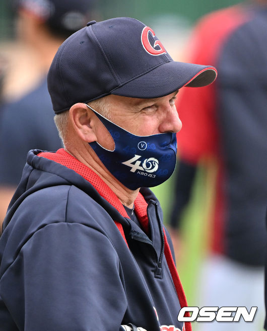 13일 오후 대전 한화생명이글스파크에서 '2022 신한은행 SOL KBO 리그' 한화 이글스와 롯데 자이언츠의 경기가 열렸다.경기에 앞서 롯데 서튼 감독이 한화 케네디 코치와 이야기를 나누고 있다. 2022.05.13 /sunday@osen.co.kr