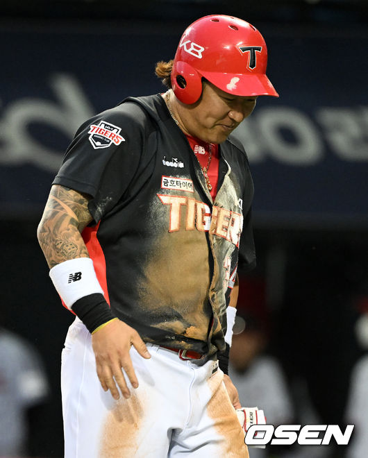 3회초 1사 3루에서 KIA 최형우가 황대인의 희생플라이에 홈에서 슬라이딩 세이프되며 기뻐하고 있다.  2022.05.13 /jpnews@osen.co.kr