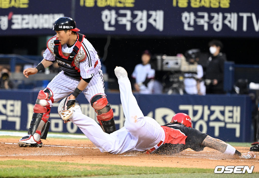 3회초 1사 3루에서 KIA 최형우가 황대인의 희생플라이에 홈에서 헤드 퍼스트 슬라이딩으로 세이프되고 있다.  2022.05.13 /jpnews@osen.co.kr