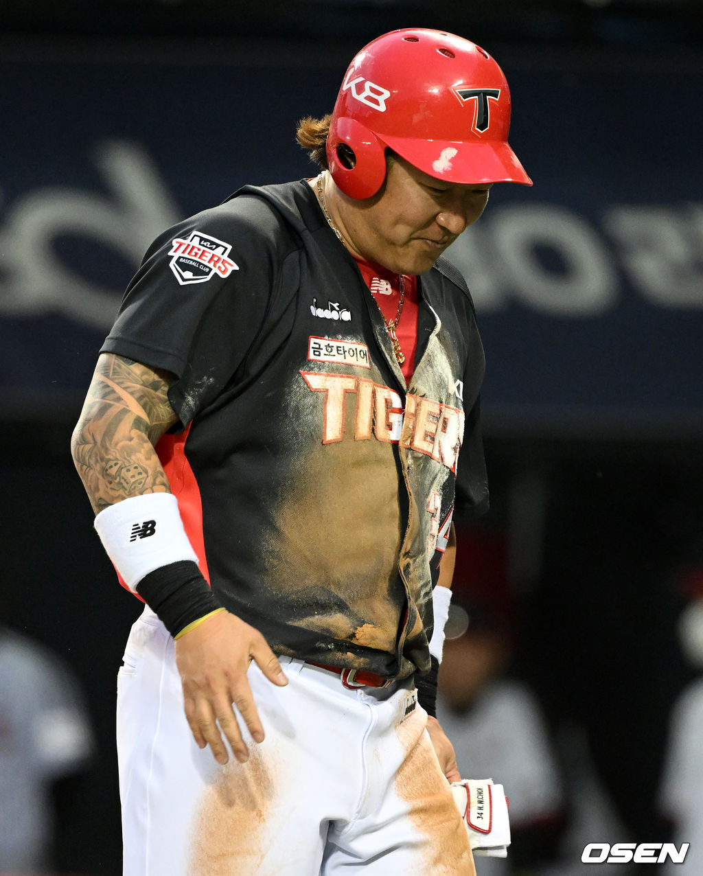 3회초 1사 3루에서 KIA 최형우가 황대인의 희생플라이에 홈에서 슬라이딩 세이프되며 유니폼의 흙을 털어내며 미소짓고 있다.  2022.05.13 /jpnews@osen.co.kr