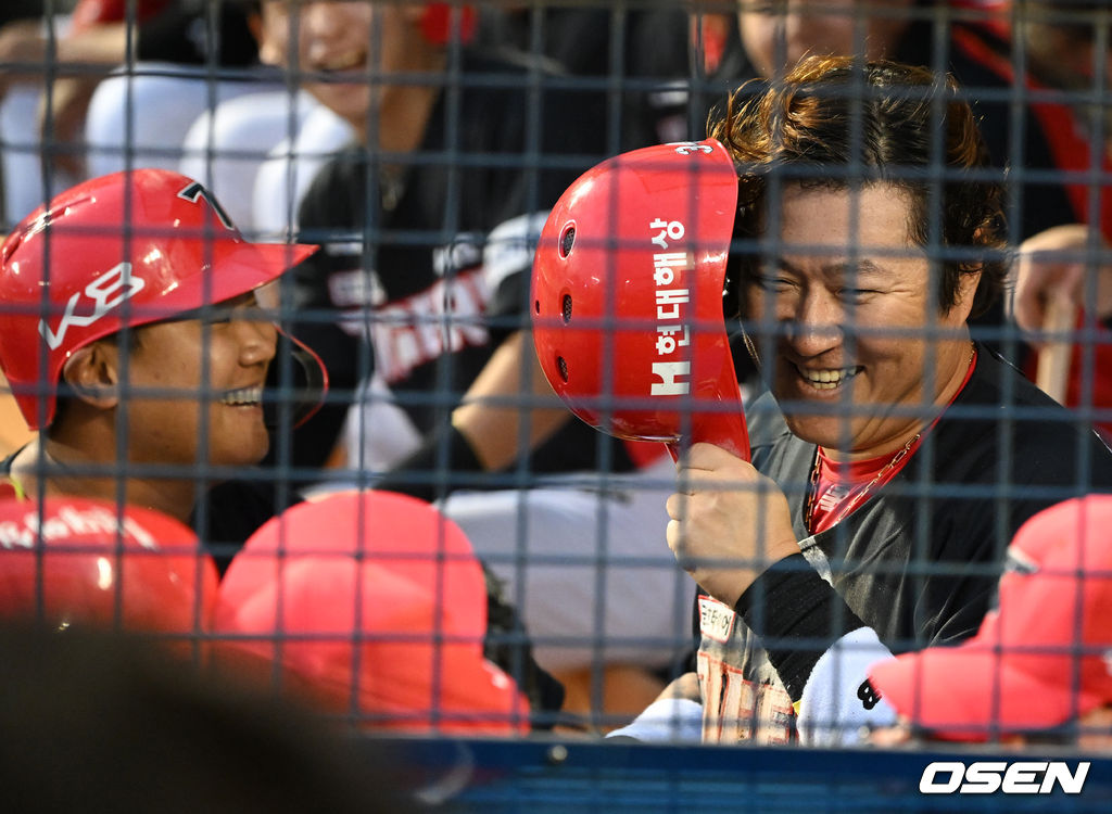 3회초 1사 3루에서 KIA 최형우가 황대인의 희생플라이에 득점에 성공하며 동료선수들과 기뻐하고 있다.  2022.05.13 /jpnews@osen.co.kr