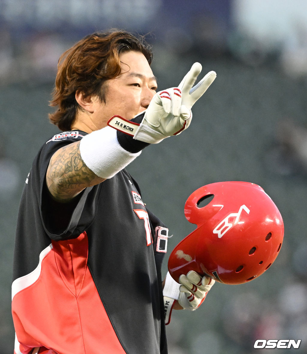 3회초 1사 만루에서 KIA 최형우가 선제 2타점 적시 2루타를 날리고 실책을 틈타 3루까지 출루하며 세리머니를 하고 있다.  2022.05.13 /jpnews@osen.co.kr