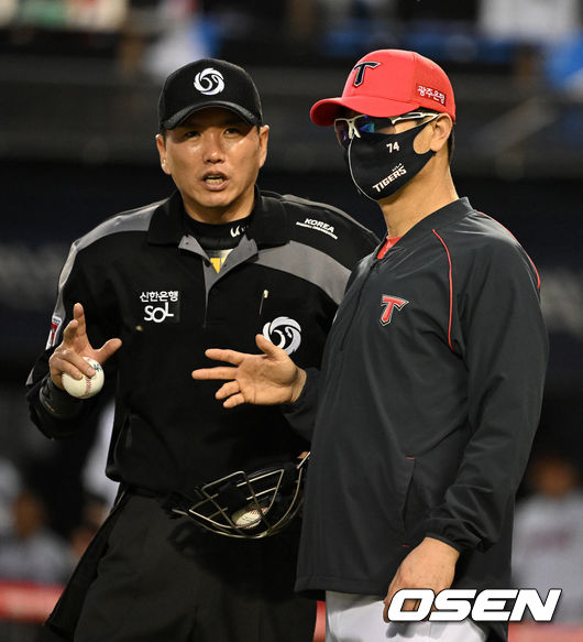 3회말 2사 1,2루에서 KIA 양현종이 LG 박해민에 헤드샷으로 자동퇴장을 당했다. KIA 김종국 감독이 권영철 구심과 이야기를 나누고 있다. 2022.05.13 /jpnews@osen.co.kr