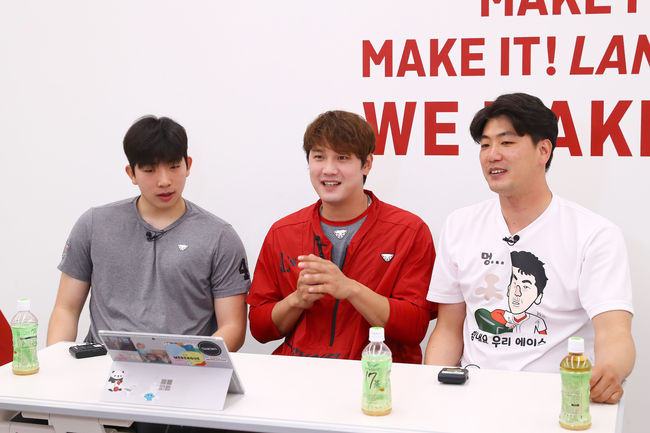 SSG 랜더스 에이스 김광현(34)이 ’만원관중’ 공약으로 1시간 동안 팬들과 라이브방송을 진행했다. / SSG 제공