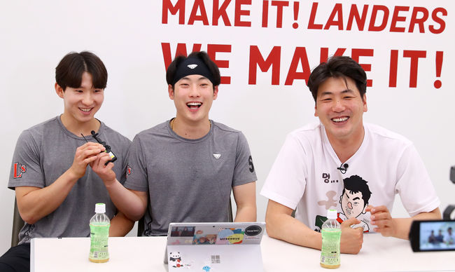 SSG 랜더스 에이스 김광현(34)이 ’만원관중’ 공약으로 1시간 동안 팬들과 라이브방송을 진행했다. / SSG 제공