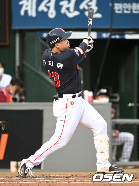 13일 오후 대전 한화생명이글스파크에서 '2022 신한은행 SOL KBO 리그' 한화 이글스와 롯데 자이언츠의 경기가 열렸다.2회초 1사 만루에서 롯데 안치홍이 좌월 만루 홈런을 치고 있다. 2022.05.13 /sunday@osen.co.kr