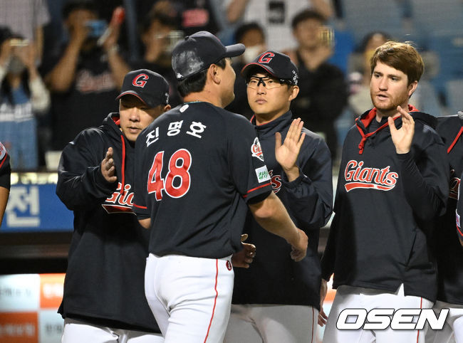 경기 종료 후 안치홍(왼쪽)을 비롯해 롯데 선수들이 승리의 기쁨을 나누고 있다. 2022.05.13