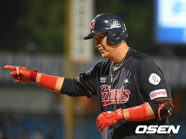 4회초 1사에서 롯데 이대호가 중전 안타를 치고 세리머니를 하고 있다. 2022.05.13