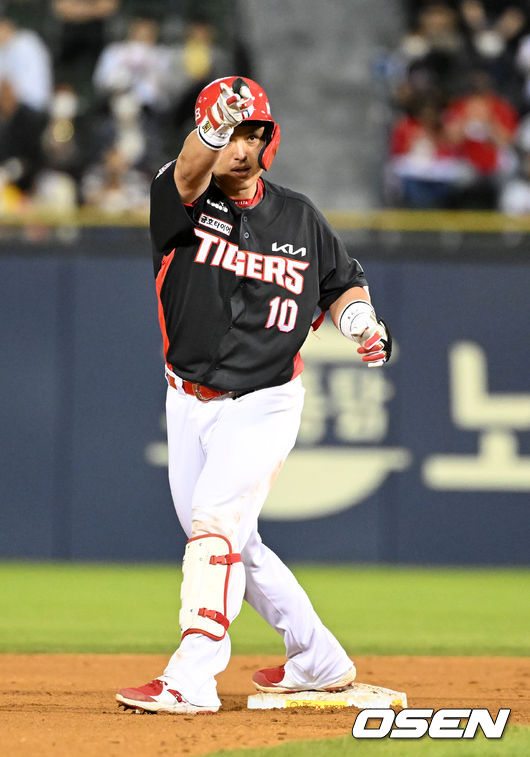 13일 서울 잠실구장에서 2022 신한은행 SOL KBO리그 LG 트윈스와 KIA 타이거즈의 경기가 열렸다.5회초 무사에서 KIA 박동원이 우익선상 2루타를 날리고 기뻐하고 있다. 2022.05.13 /jpnews@osen.co.kr