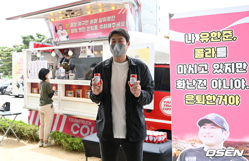 14일 오후 수원 KT위즈파크에서 '2022 신한은행 SOL KBO 리그' KT 위즈와 키움 히어로즈의 경기가 열렸다.KT 유한준이 팬들이 마련한 콜라차 앞에서 포즈를 취하고 있다. 팬들이 선수시절 몸관리를 위해 탄산음료를 마시지 않았던 KT 유한준을 위해 경기장 앞에 콜라차를 마련했다. 2022.05.14 /sunday@osen.co.kr