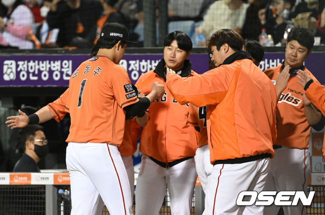 13일 오후 대전 한화생명이글스파크에서 '2022 신한은행 SOL KBO 리그' 한화 이글스와 롯데 자이언츠의 경기가 열렸다.7회초 수비를 마친 한화 문동주가 동료들의 격려를 받으며 더그아웃으로 가고 있다. 2022.05.13