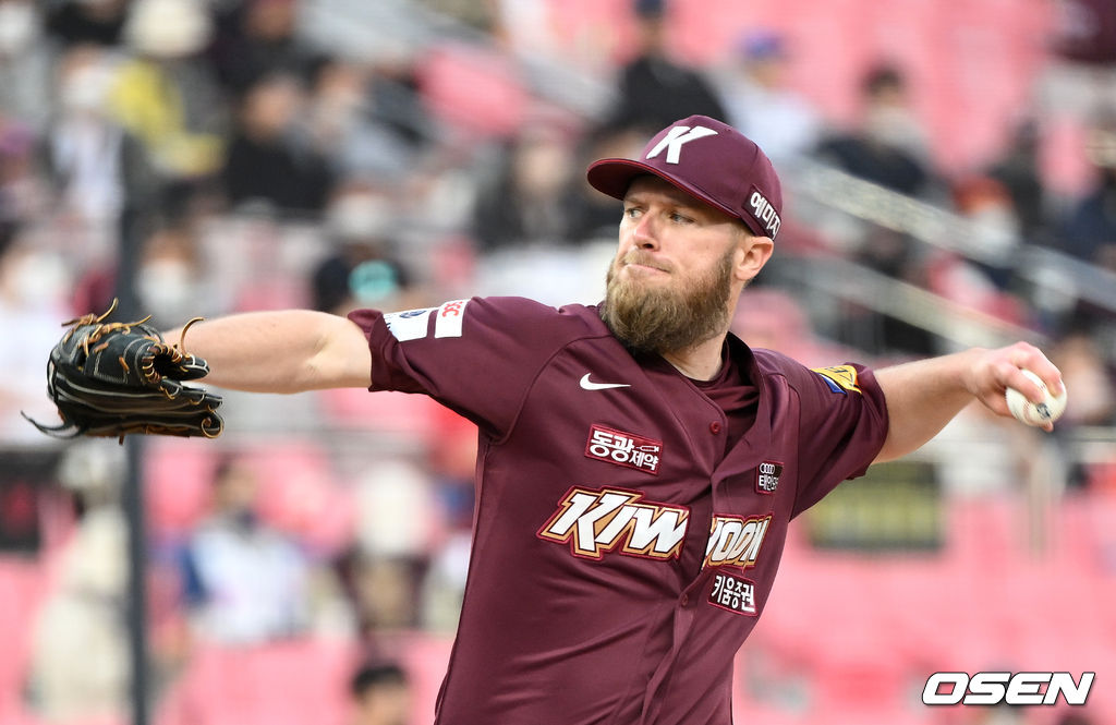 14일 오후 수원 KT위즈파크에서 '2022 신한은행 SOL KBO 리그' KT 위즈와 키움 히어로즈의 경기가 열렸다.7회말 무사에서 키움 요키시가 역투하고 있다. 2022.05.14 /sunday@osen.co.kr