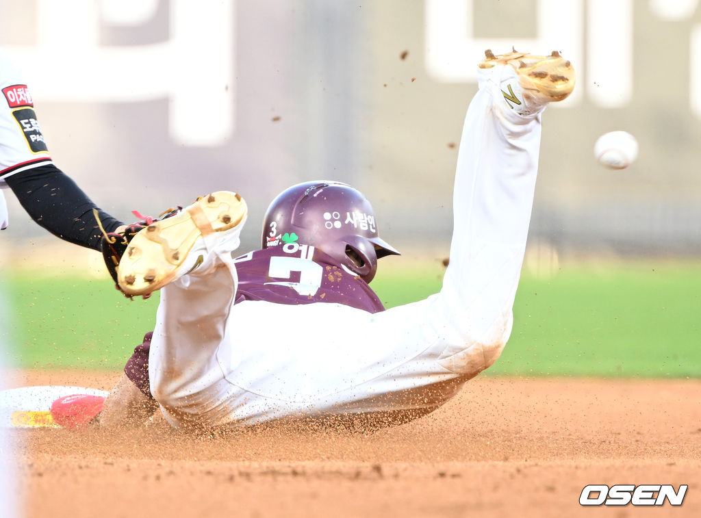 14일 오후 수원 KT위즈파크에서 '2022 신한은행 SOL KBO 리그' KT 위즈와 키움 히어로즈의 경기가 열렸다.6회초 1사 1루에서 키움 1루주자 김혜성이 도루에 성공하고 있다. 2022.05.14 /sunday@osen.co.kr