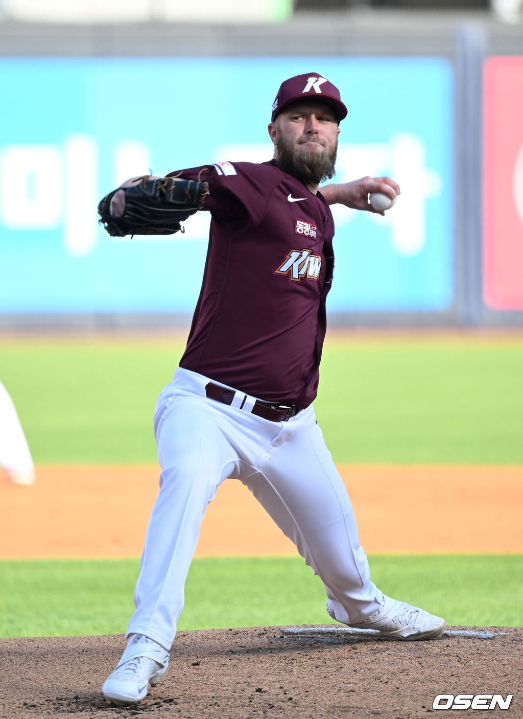 14일 오후 수원 KT위즈파크에서 '2022 신한은행 SOL KBO 리그' KT 위즈와 키움 히어로즈의 경기가 열렸다.1회말 무사에서 키움 선발투수 요키시가 역투하고 있다. 2022.05.14 /sunday@osen.co.kr