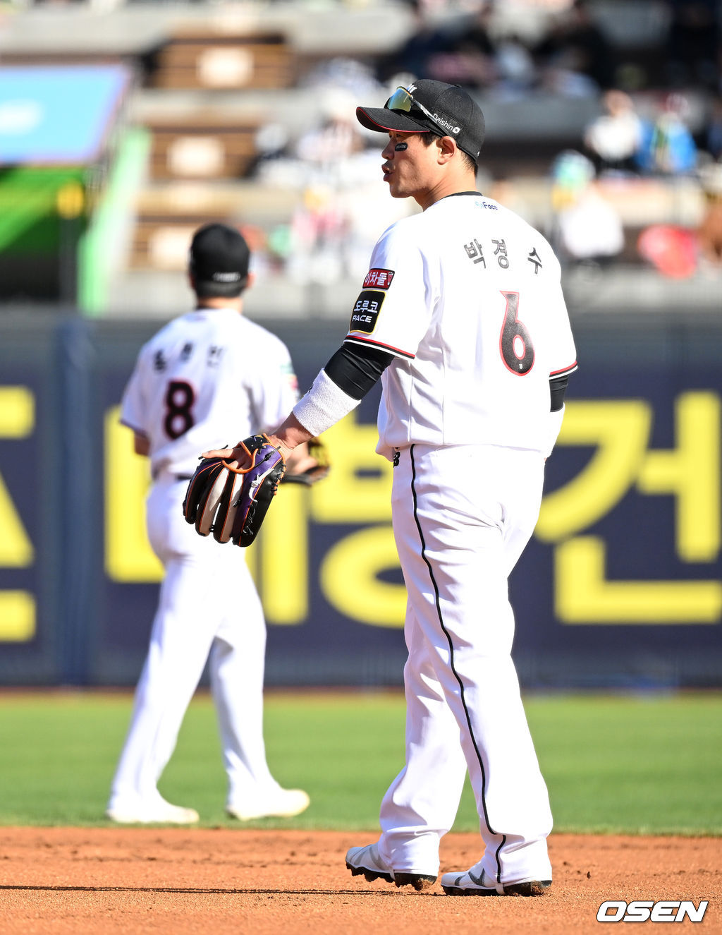 14일 오후 수원 KT위즈파크에서 '2022 신한은행 SOL KBO 리그' KT 위즈와 키움 히어로즈의 경기가 열렸다.1회초 2사 3루에서 KT 박경수가 실책으로 실점을 허용하고 있다. 2022.05.14 /sunday@osen.co.kr