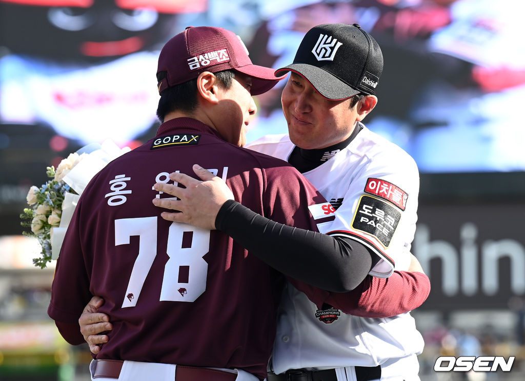 14일 오후 수원 KT위즈파크에서 '2022 신한은행 SOL KBO 리그' KT 위즈와 키움 히어로즈의 경기가 열렸다.경기에 앞서 KT 유한준이 키움 홍원기 감독과 포옹을 하고 있다. 2022.05.14 /sunday@osen.co.kr