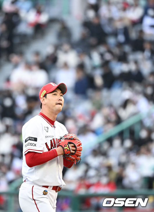 14일 오후 인천SSG랜더스필드에서 ‘2022 신한은행 SOL KBO리그’ SSG 랜더스와 NC 다이노스의 경기가 진행됐다.6회초 NC 이명기에게 동점타를 허용한 SSG 김광현 투수가 아쉬워하고 있다 2022.05.14 / soul1014@osen.co.kr