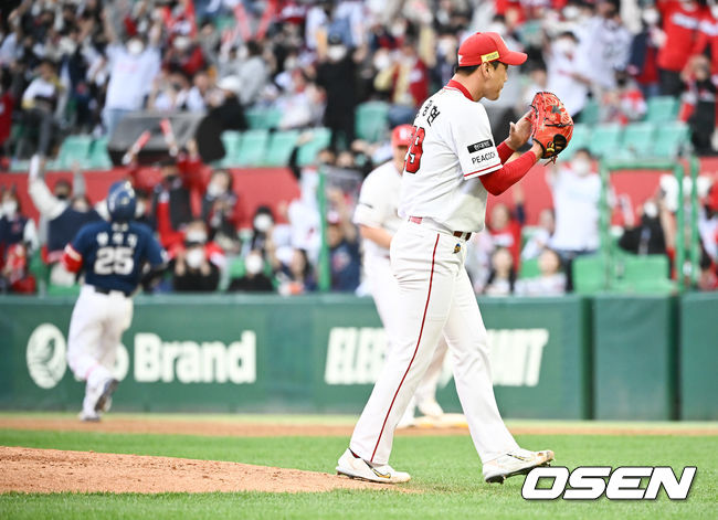 14일 오후 인천SSG랜더스필드에서 ‘2022 신한은행 SOL KBO리그’ SSG 랜더스와 NC 다이노스의 경기가 진행됐다.6회초 무사 만루 SSG 김광현이 NC 양의지를 병살타로 잡은뒤 박수를 치고 있다. 2022.05.14 / soul1014@osen.co.kr